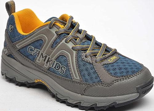 駱駝兒童跑鞋帶有深藍(lán)色