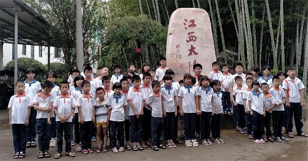 江西太陽(yáng)村貧困兒童合照.jpg 江西太陽(yáng)村貧困兒童合照.jpg