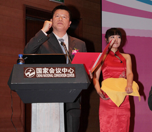 �\������