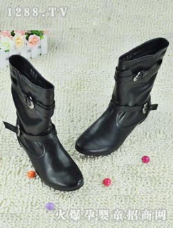 ���ۺ�ɫ�ЋD��ѥ