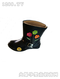 ���Ǻ�ɫƤЬ