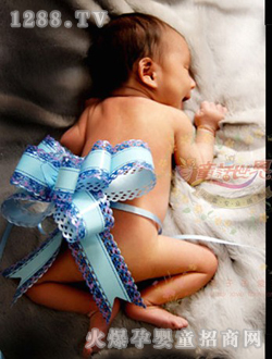 童話(huà)世界趴著的新生兒